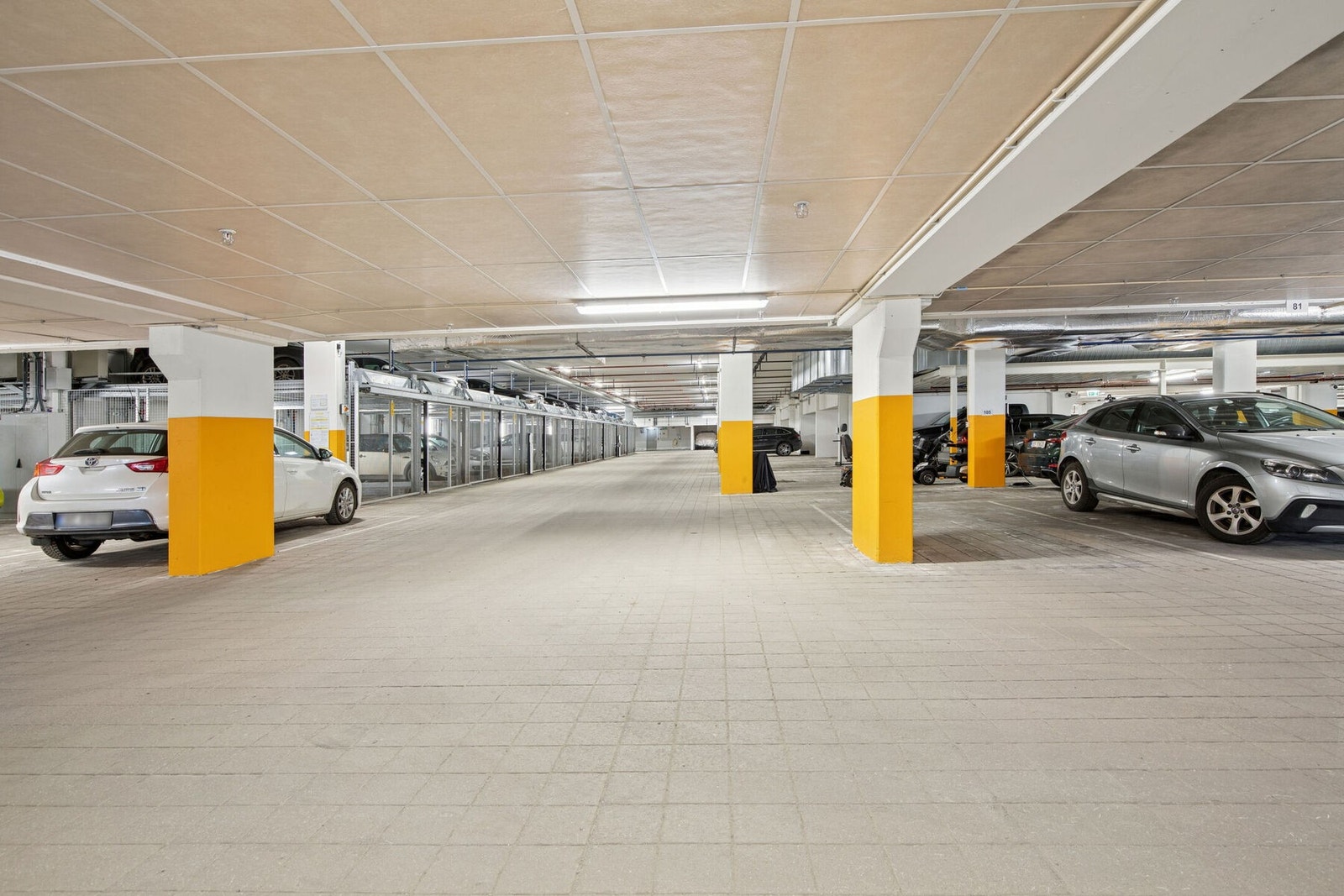 Leiligheten disponerer en parkeringsplass. Plassen er klargjort for elbil lading. Galleribilde