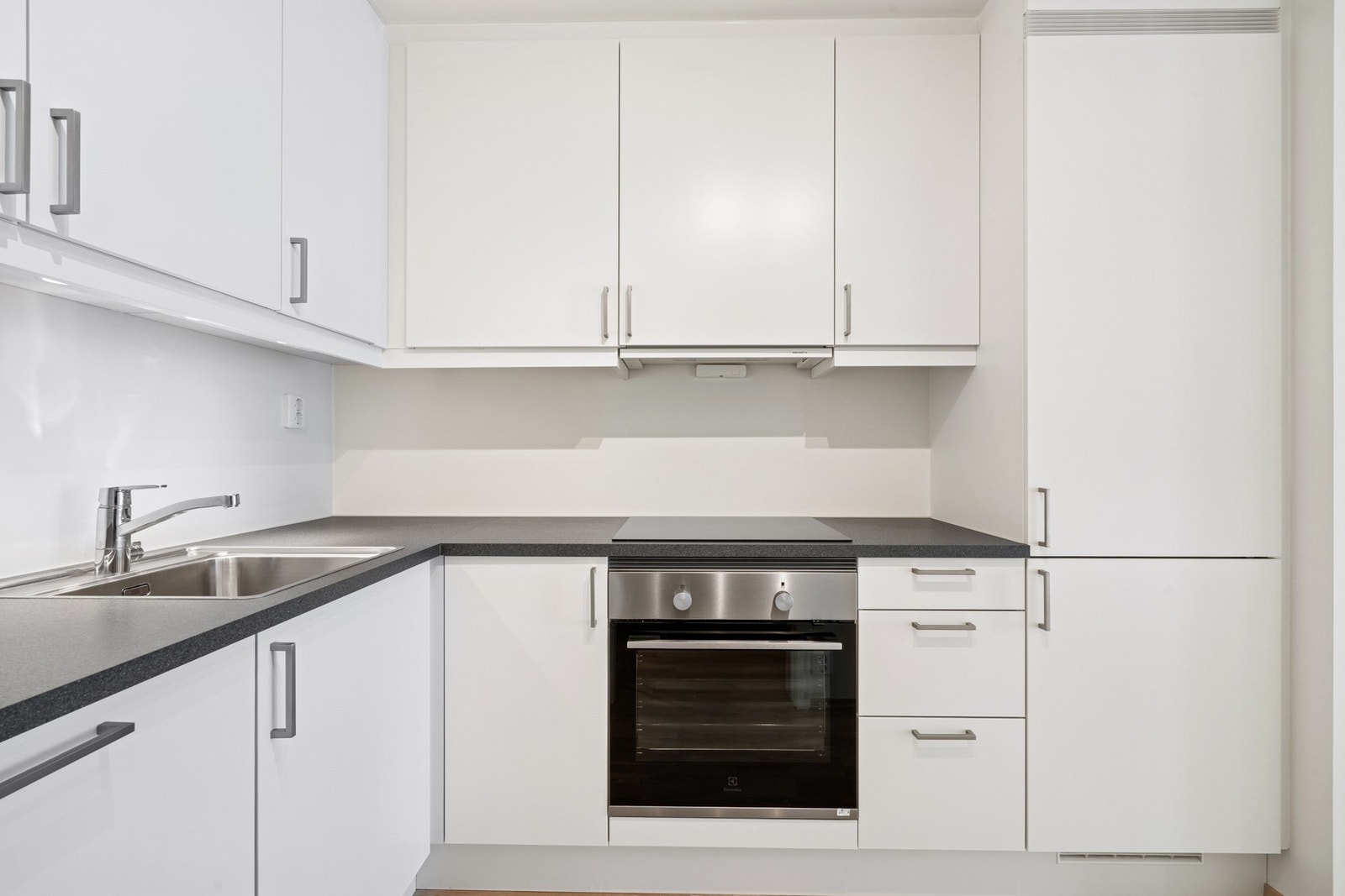 Alle integrerte hvitevarer på kjøkkenet medfølger. Galleribilde