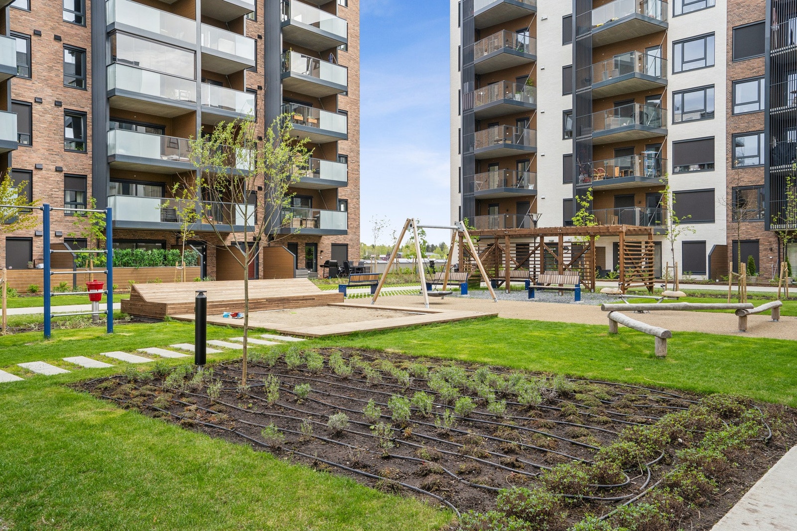 Eiendommen ligger i et veletablert boligområde med eldre eneboliger og nyetablerte leilighetsbygg, kun et steinkast fra Jessheim storsenter og togstasjonen. Galleribilde