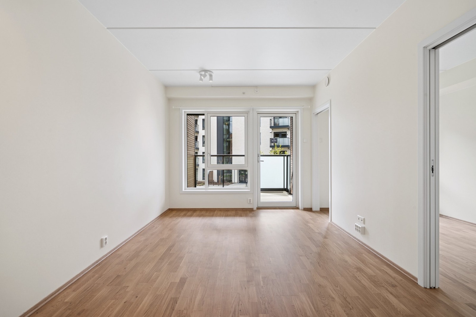 Planløsningen gir naturlig plassering av både spisebord og sofagruppe. Galleribilde