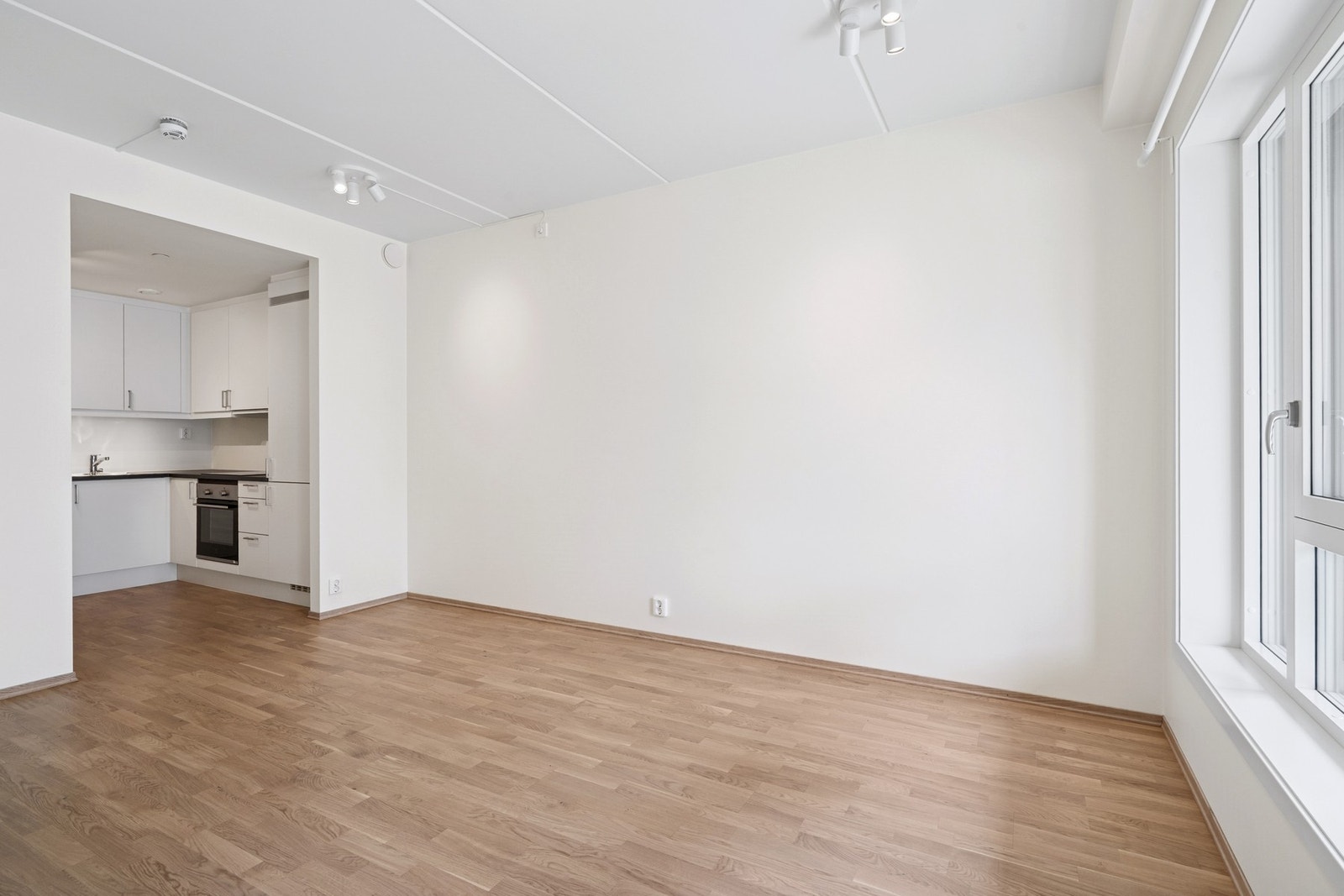 Åpen og fleksibel stue/kjøkkenløsning hvor du enkelt kan tilpasse innredningen etter behov. Galleribilde