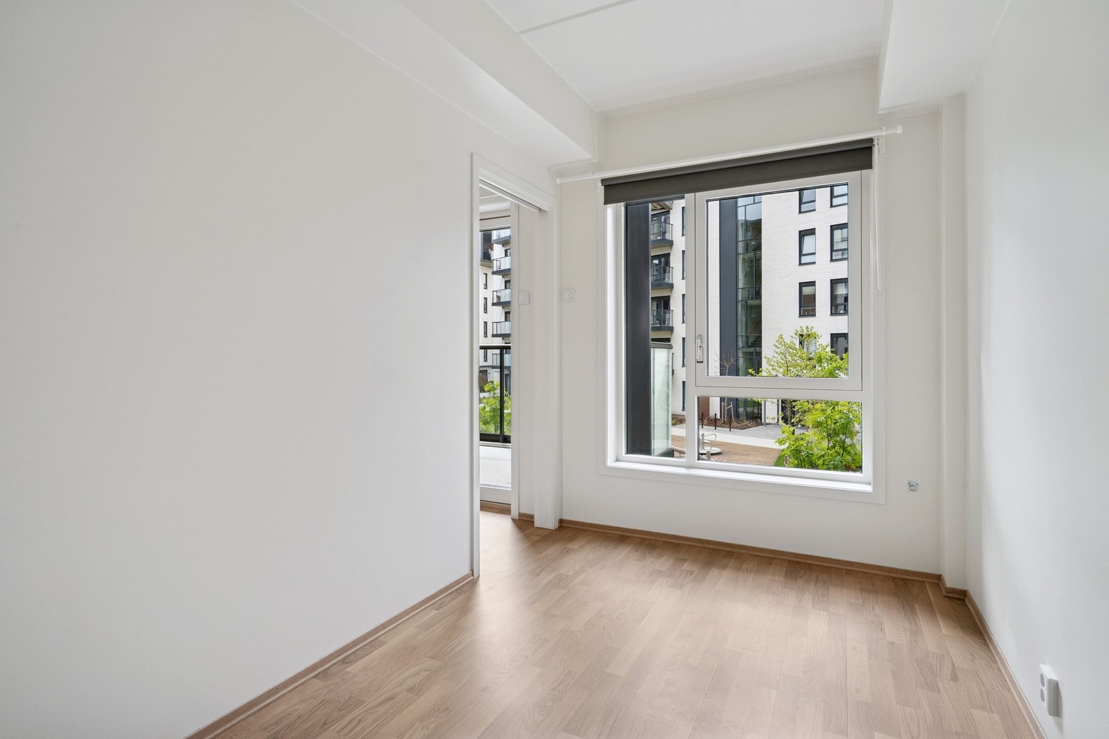 På soverommet har du god plass til seng og garderobeløsning, og med vannbåren gulvvarme får du ekstra komfort året rundt. Galleribilde