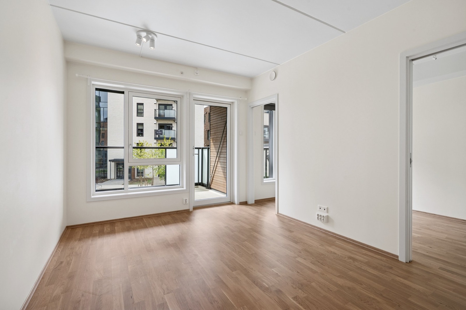 Stuen er lys og luftig med utgang til en sørvendt balkong på 8 m². Galleribilde