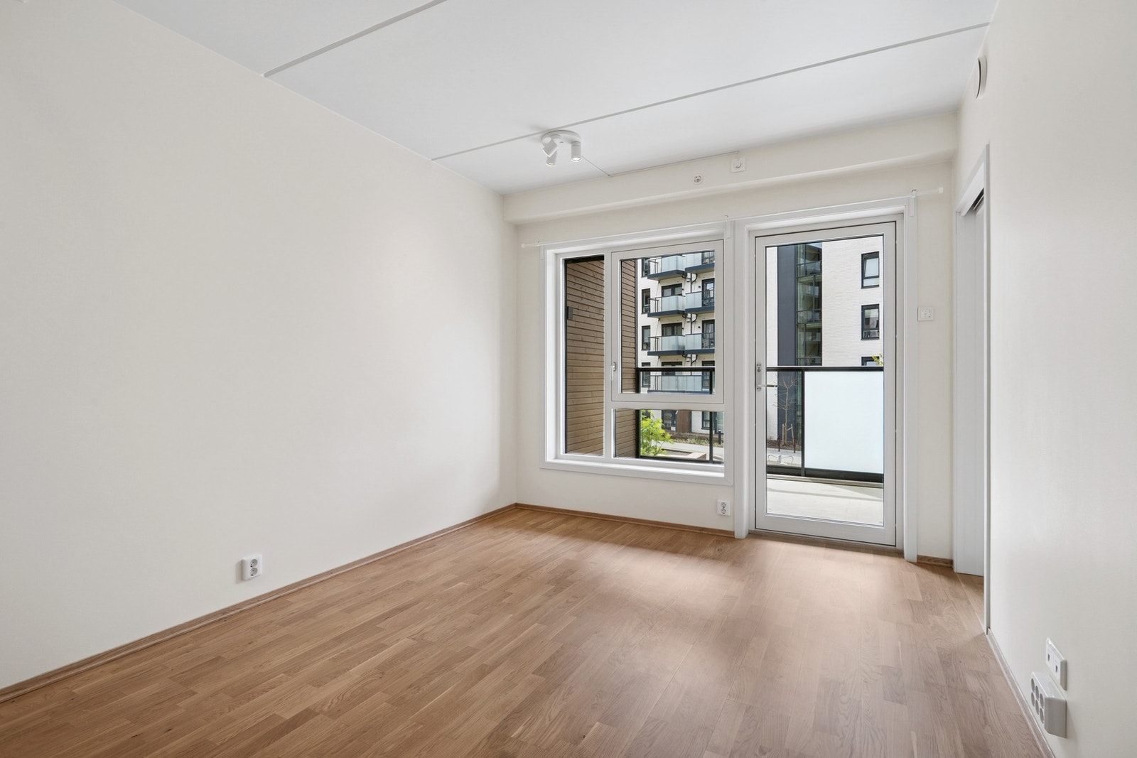 Store vindusflater slipper inn rikelig med dagslys og gir rommet en luftig følelse. Galleribilde