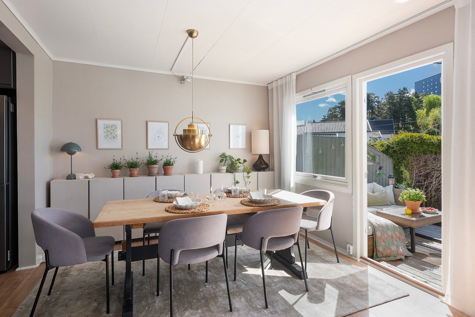 I den romslige spisestuen kan du dekke til mange - med koselig utsyn mot terrasse og hage blir måltidene ekstra hyggelige. Galleribilde