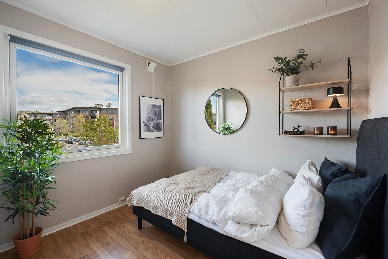 Soverom 2 er også av god størrelse, passer ypperlig som barnerom eller gjesterom Galleribilde