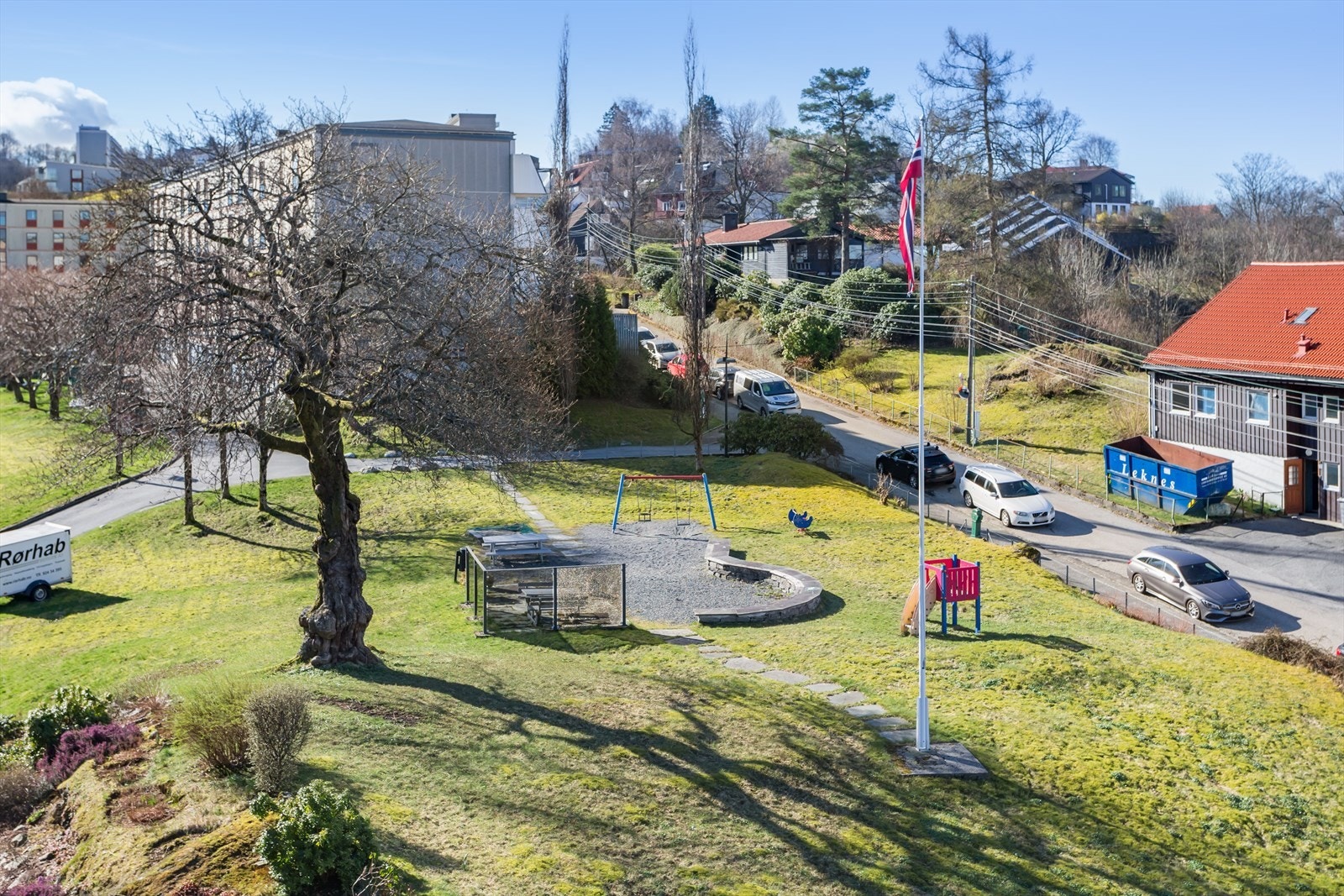 Borettslaget har flere fine fellesområder på tomten. Kort vei også til andre flotte tur -og parkområder i nabolaget. Galleribilde