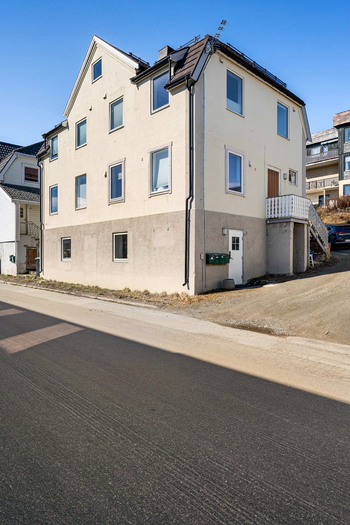 Hovedinngangen ser du nede til høyre - inngangsdøren er fra nyere tid med elektronisk lås Galleribilde