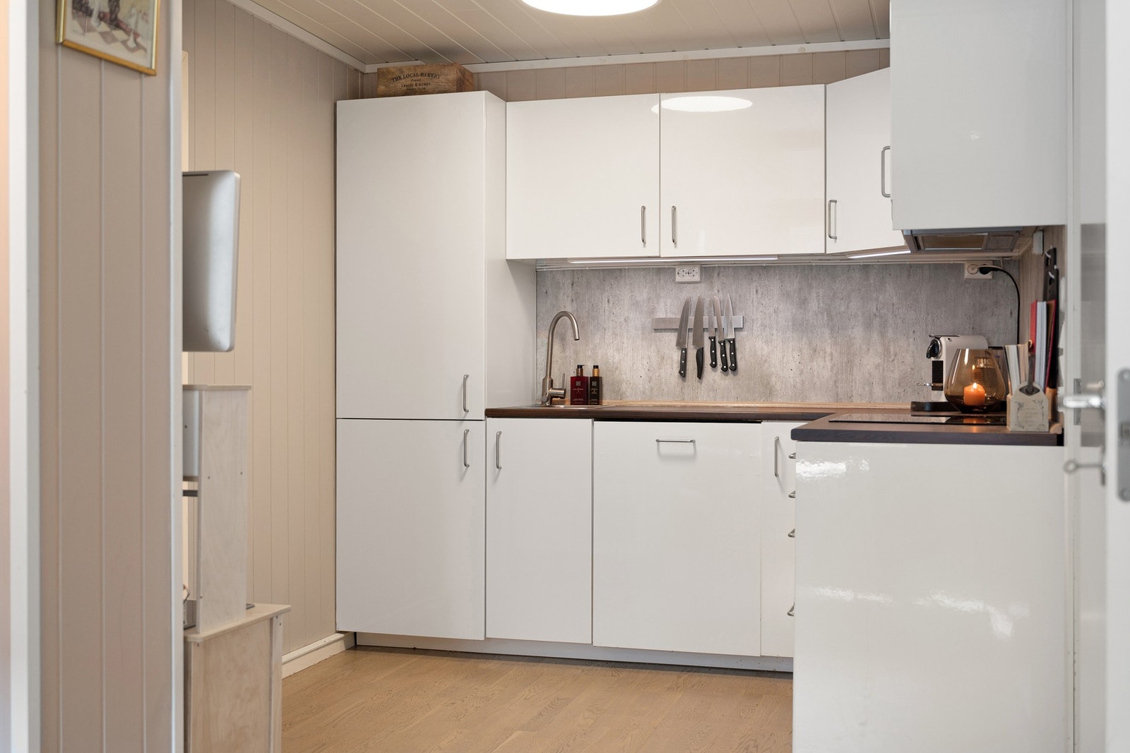Klassisk og stilren innredning fra 2017 med hvite, slette fronter og benkeplate av laminat Galleribilde