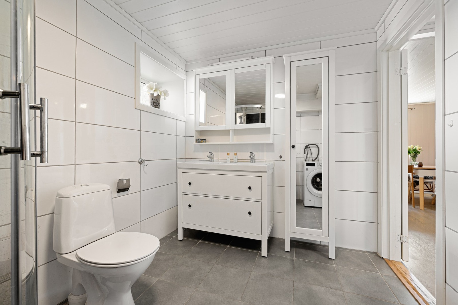 Fin innredning med dobbel servant Galleribilde