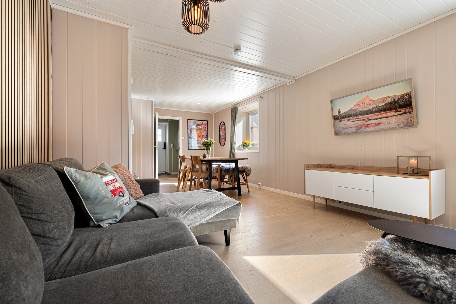 Åpen og god planløsning som gir et sosialt rom Galleribilde