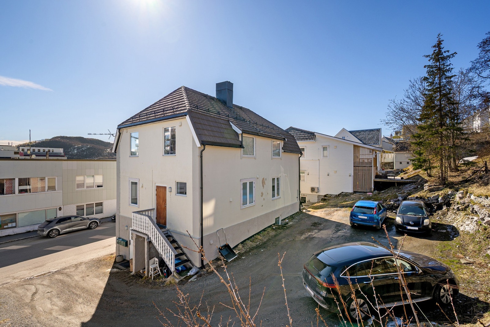 Felles parkeringsplass for sameiet på bakside av bygget Galleribilde