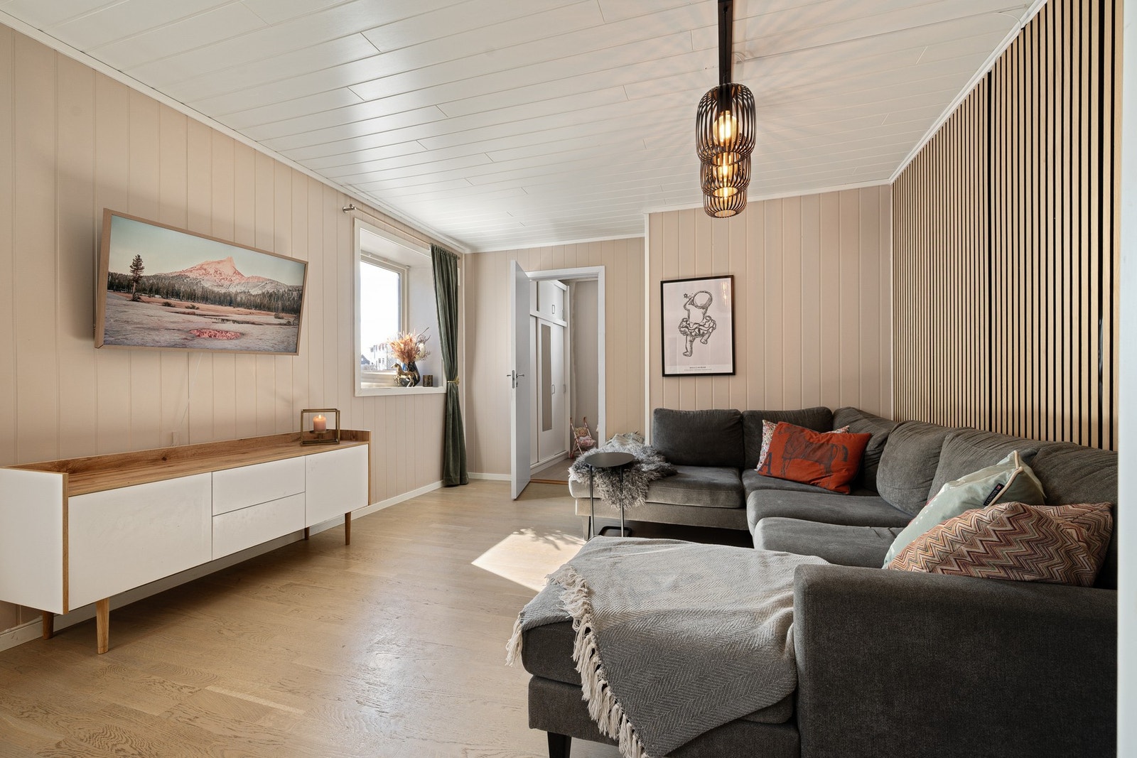 Her er det rom for flere ulike møbleringsløsninger, og du har god plass til en stor sofagruppe til tv-stua! Galleribilde
