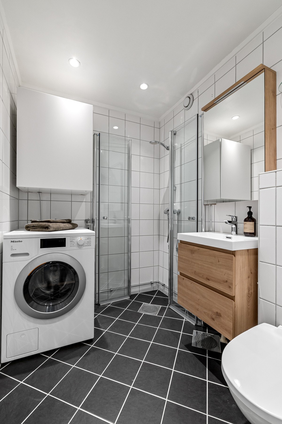 Behagelige varmekabler på gulv og opplegg for vaskemaskin. Galleribilde