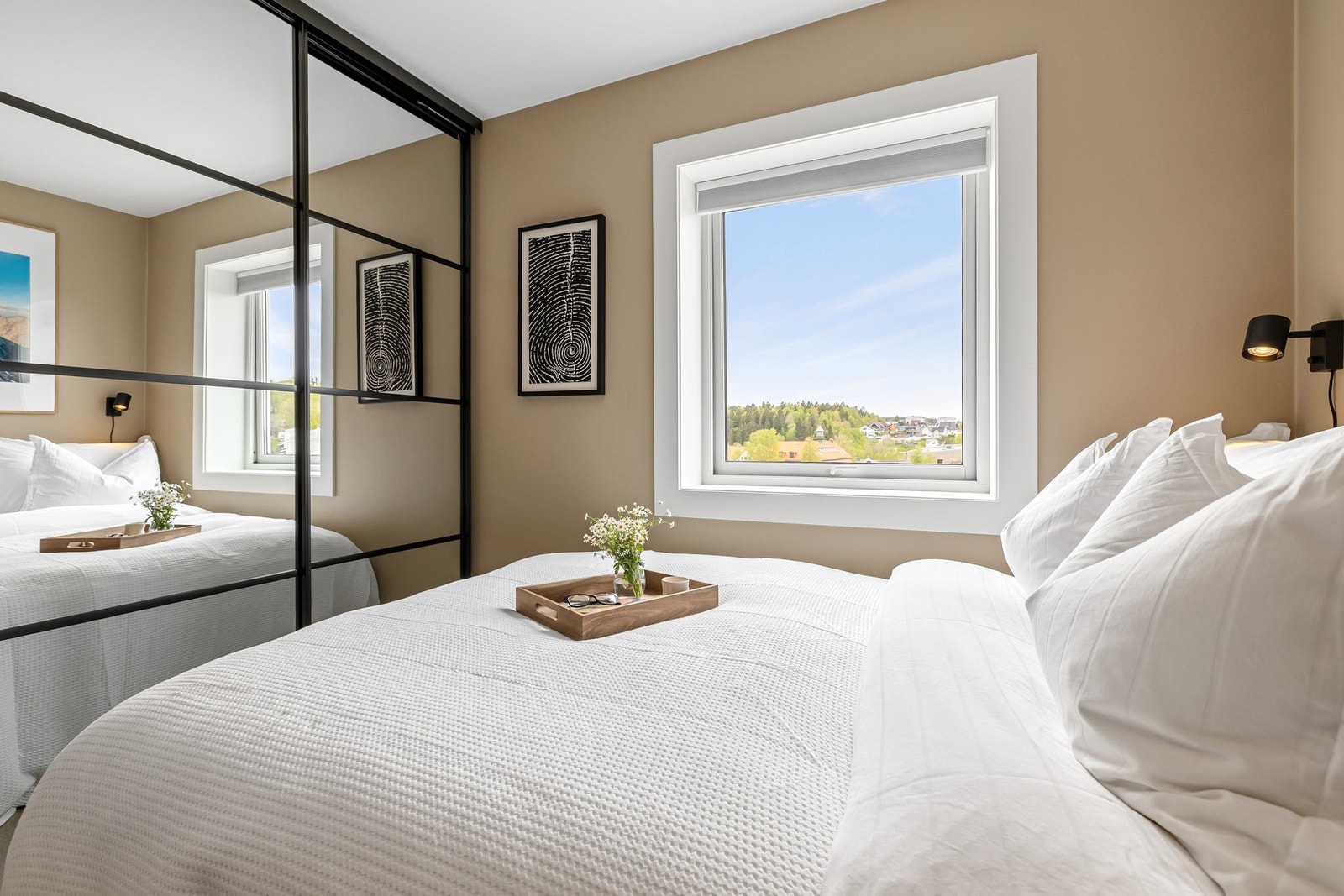 Lekker skyvedørsgarderobe med speilfronter fra 2019. Galleribilde