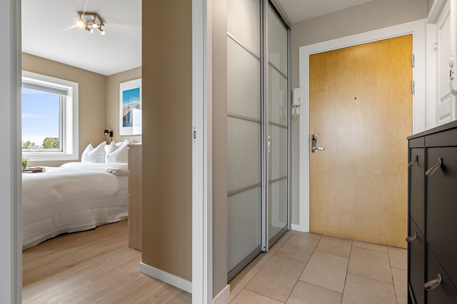 Lekker skyvedørsgarderobe i entré fra 2019. Galleribilde