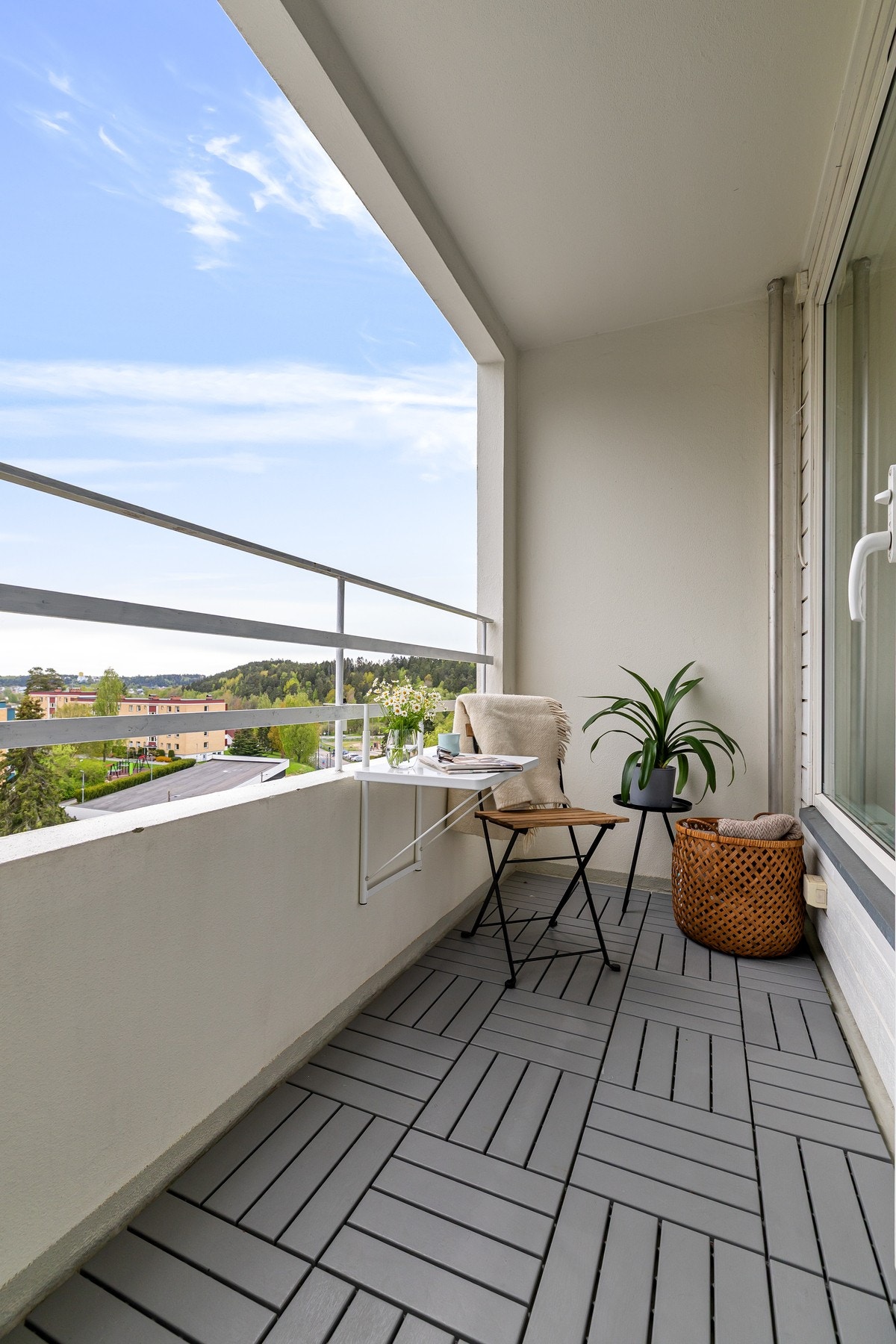 Balkongen på 5 m2 har god plass til utemøblement. Det er tillat å benytte både gass- og elektrisk grill. Galleribilde