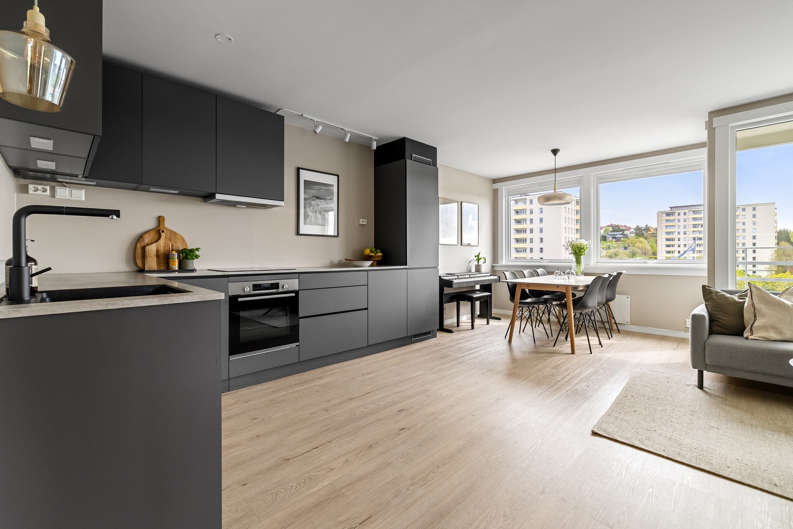 Høyt og fritt i 5. etasje med spesielt fint lysinnslipp fra to himmelretninger. Galleribilde