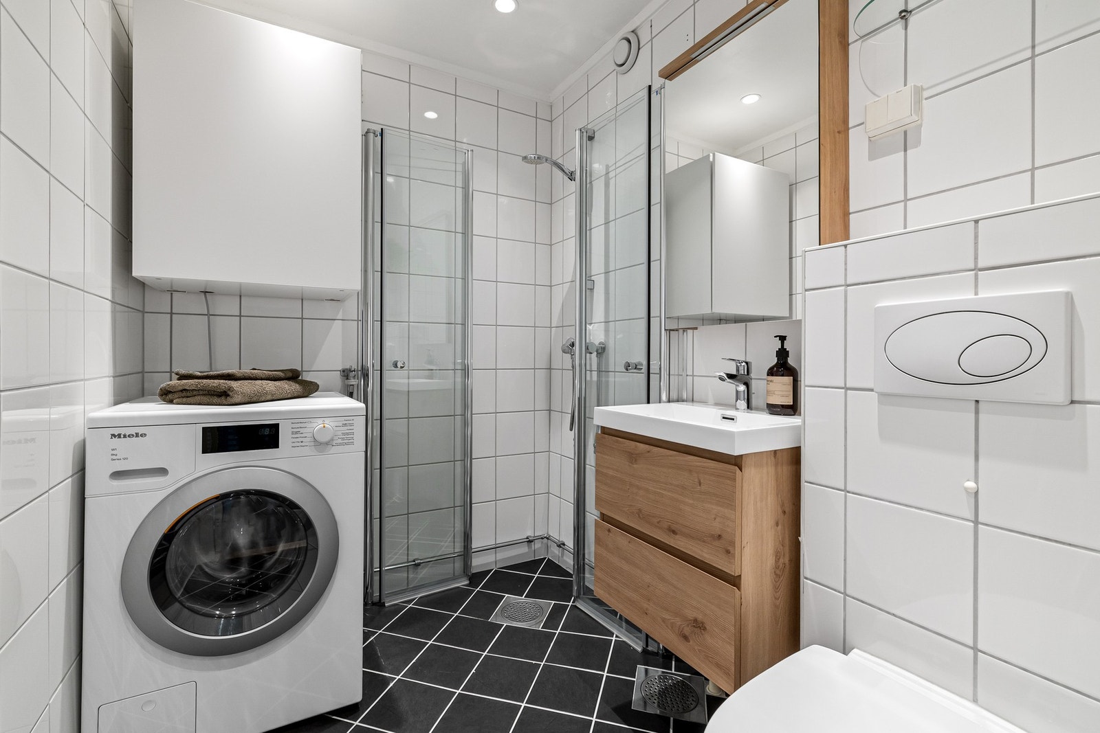 Pent, flislagt baderom totaloppusset i regi av borettslaget. Baderommet er oppgradert med ny innredning i 2024. Galleribilde