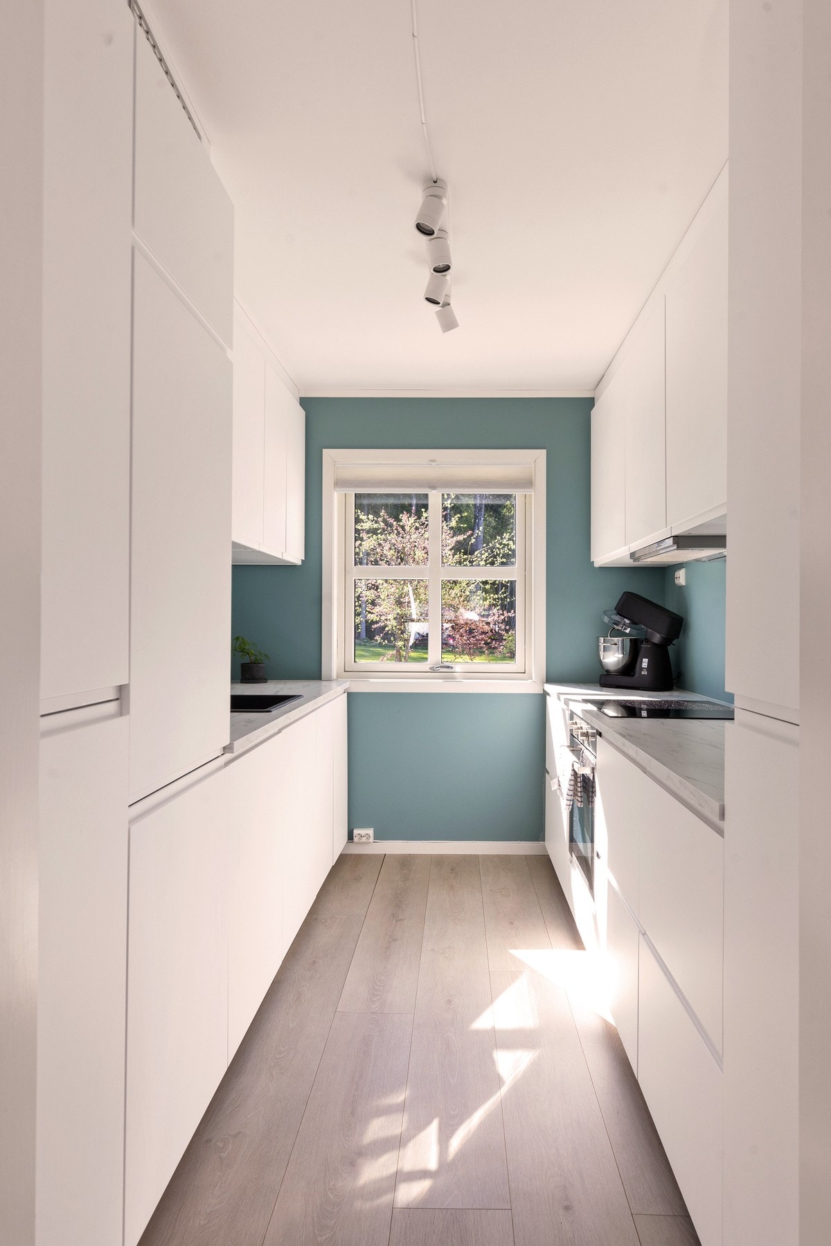 Kjøkkenet var pusset opp i 2021 og har masse plass. Det er et lyst og moderne kjøkken som passer til alle. Galleribilde