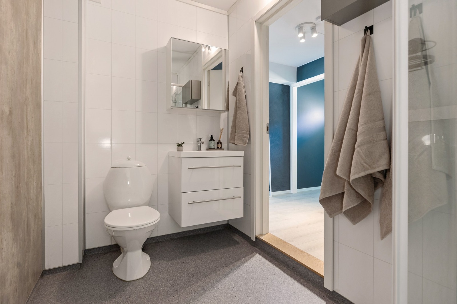 Badet har nøytrale farger og er praktisk innredet Galleribilde