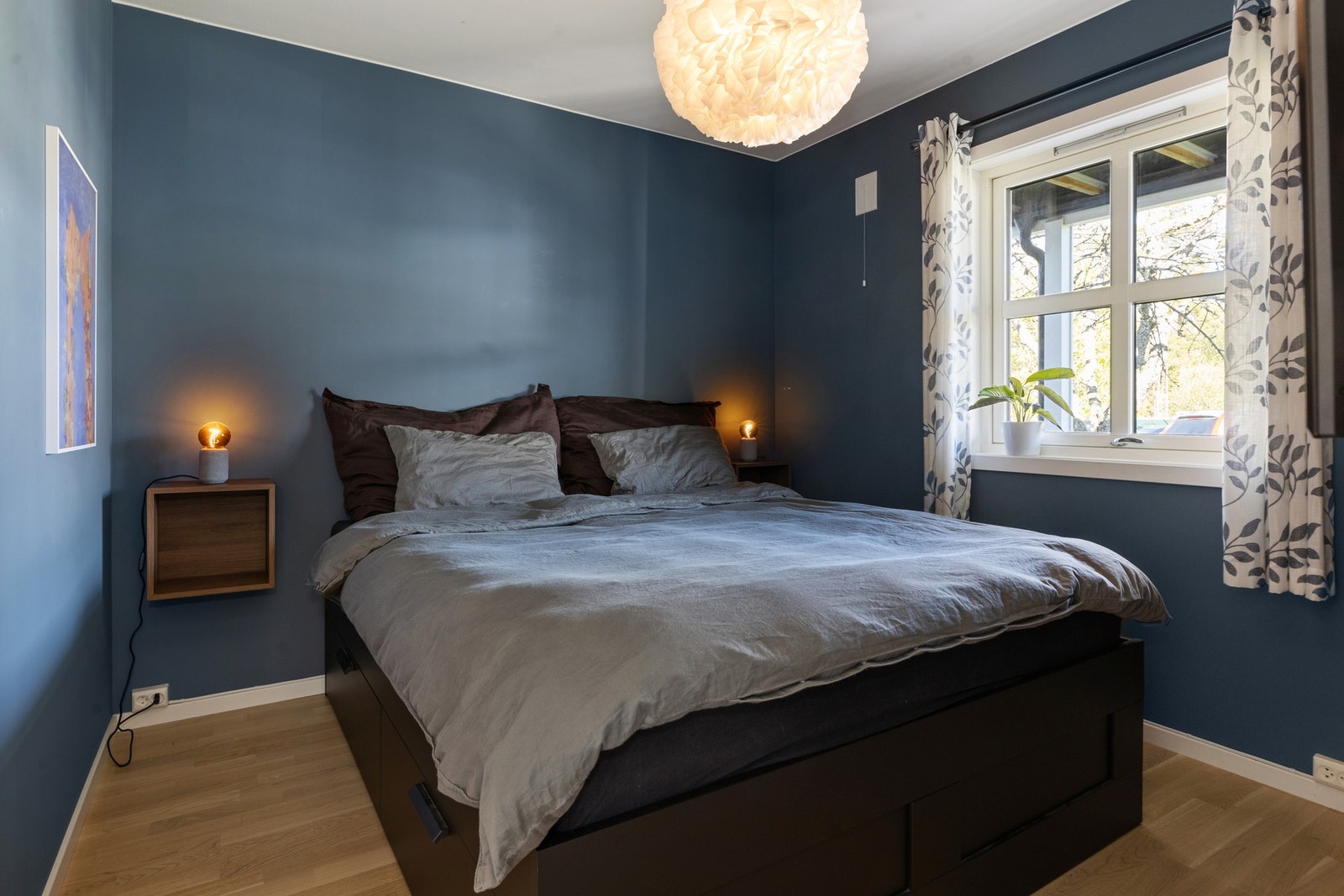 Soverommet er en fin størrelse med plass til dobbeltseng og nattbord Galleribilde