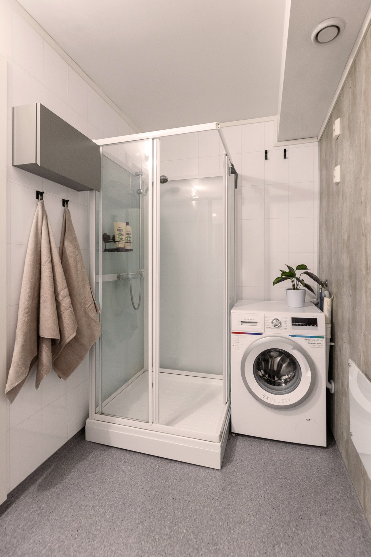 Dusjkabinett og opplegg for vaskemaskin Galleribilde