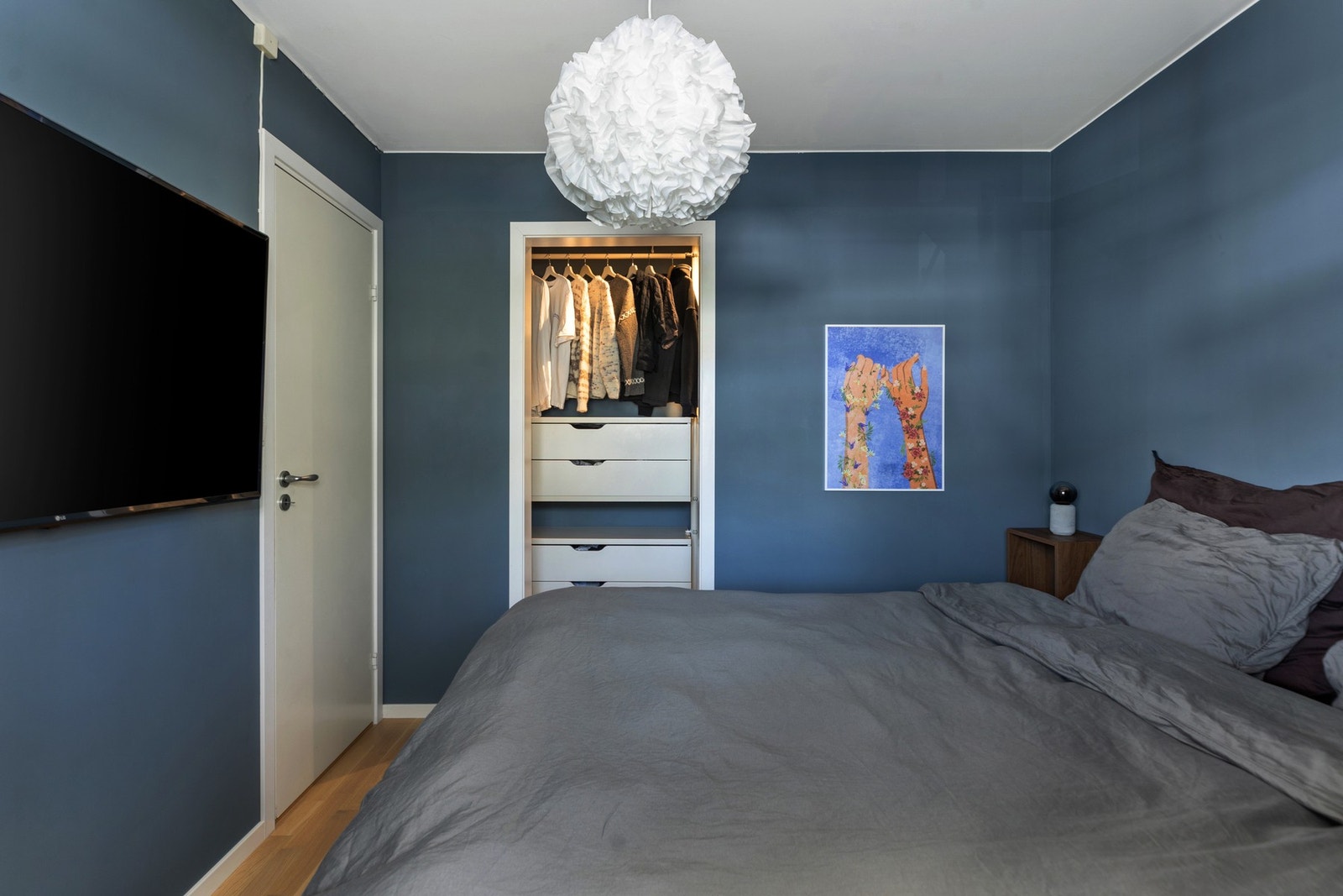 Innenfor er det en fin bod som naturlig brukes som walk-in closet. Dette er en av leilighetens 2 boder. Galleribilde