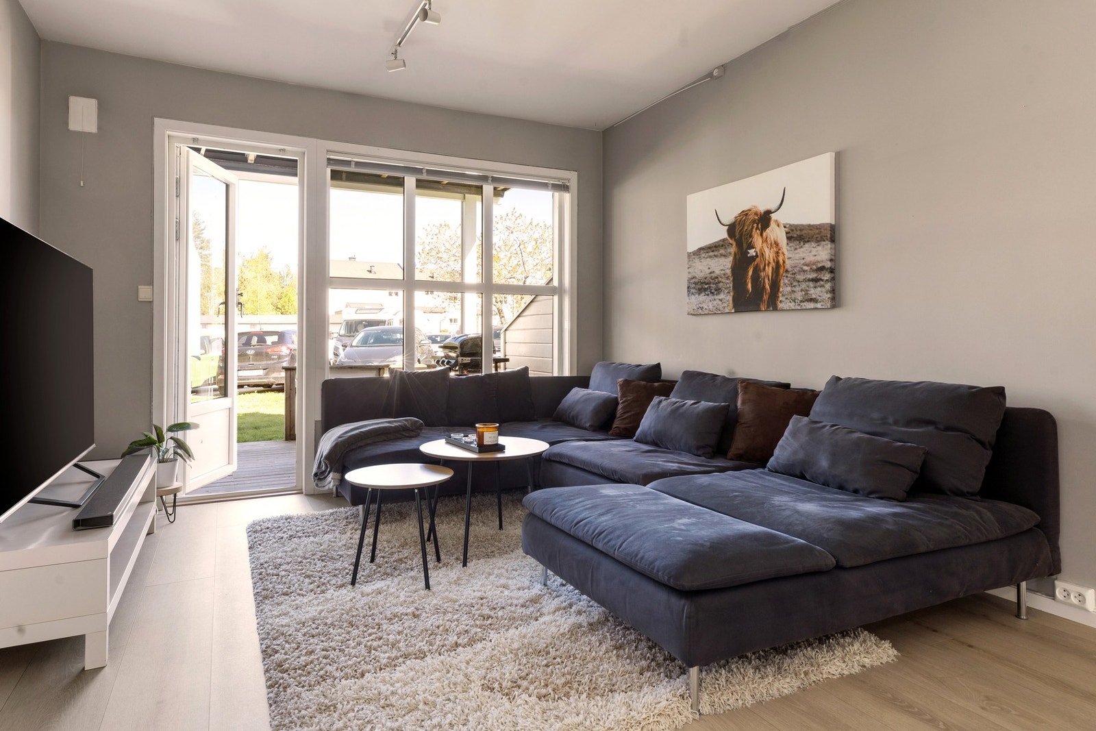 Det er egen utgang til stor terrasse fra stuen Galleribilde