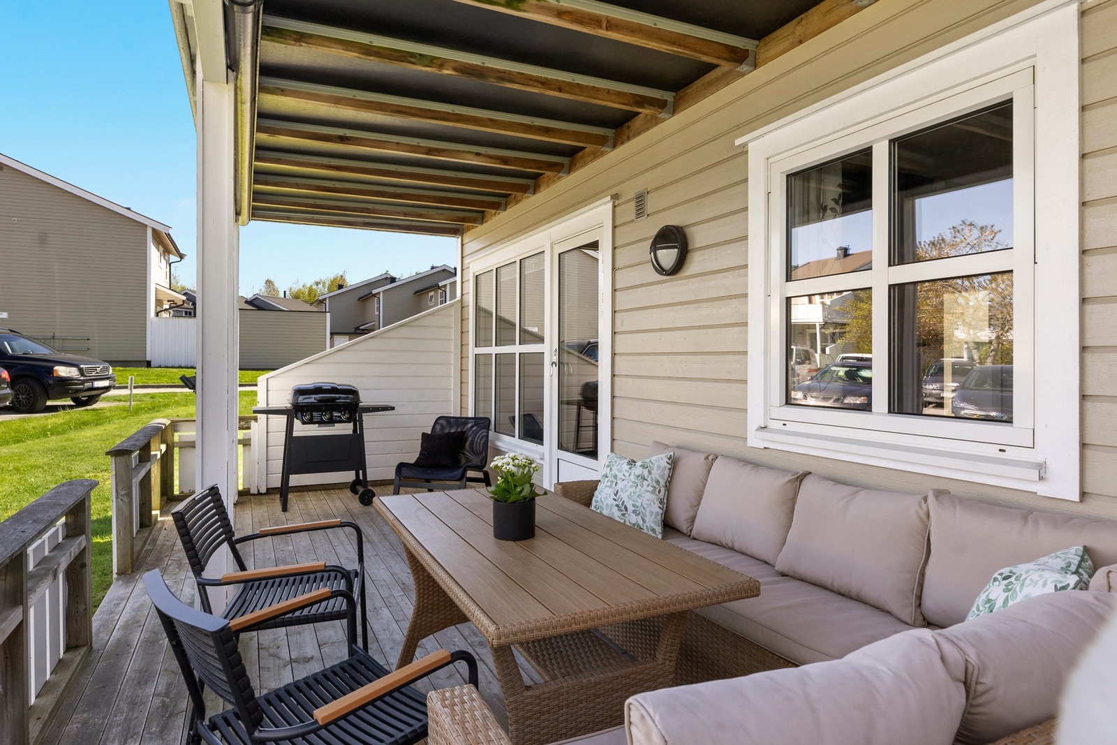 Det er romslig terrasse med overbygg Galleribilde