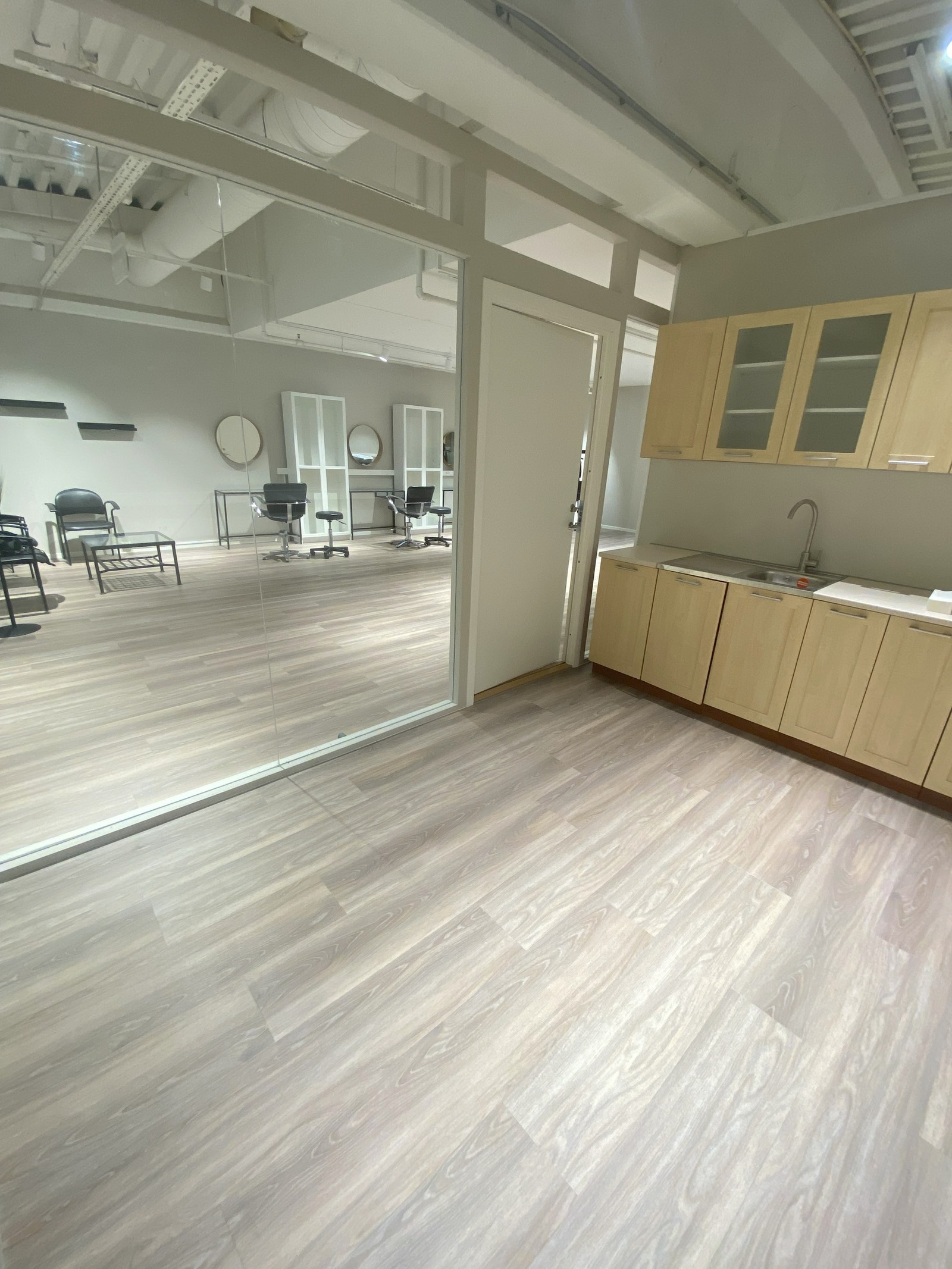 Leietaker kan fritt foliere vindu med egen logo eller sette opp gardin/lameller. Galleribilde