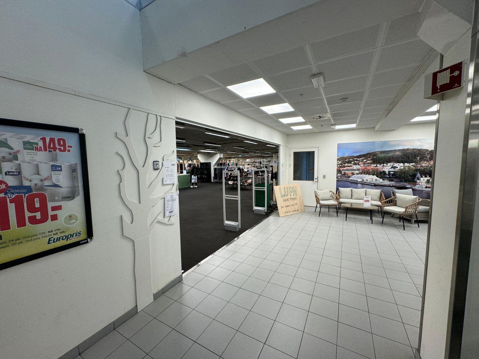 LEDIG! - her er dagens inngang til lokalet som vil bli ledig. Se tegninger mot slutten av bildeserien eller i plantegninger vedlagt. Galleribilde