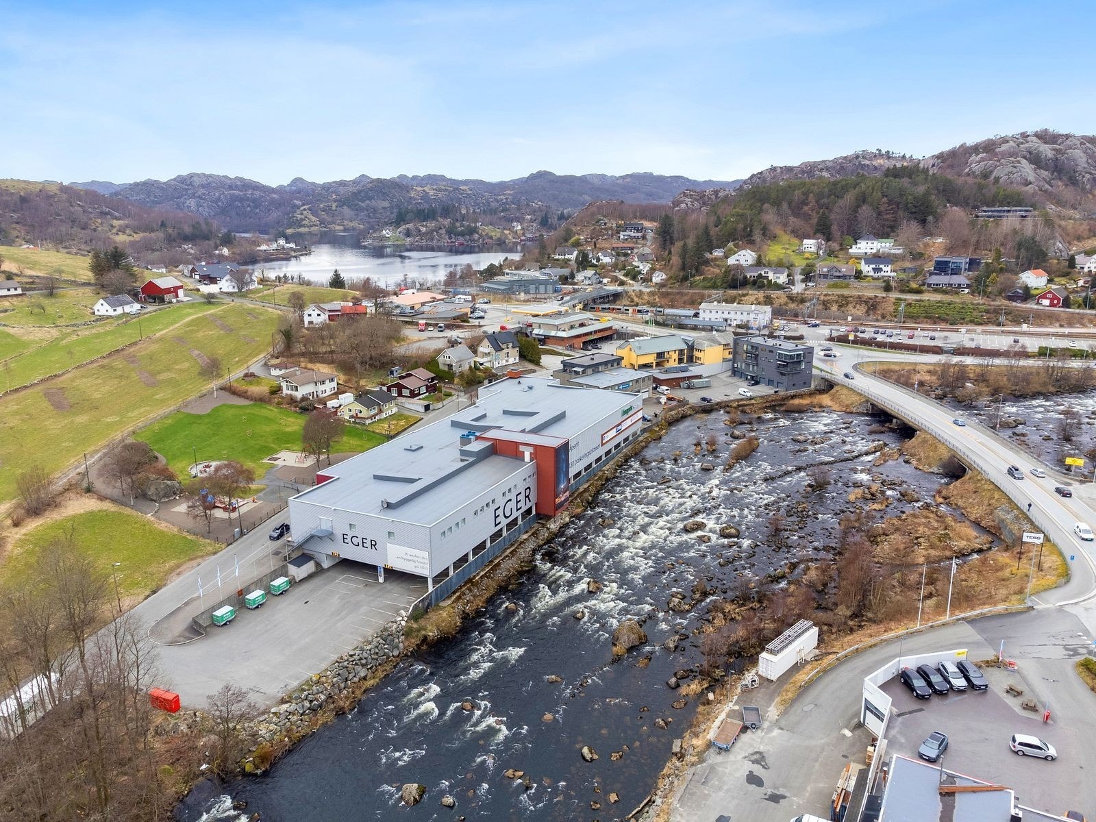 Senteret ligger like ved togstasjonen og er veldig synlig for all trafikk inn til Egersund sentrum - ved grønt området i bakkant er det planlagt en ny bydel og ny videregående skole. Galleribilde