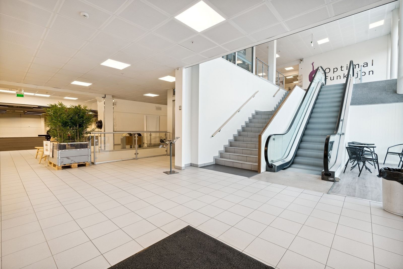 Rulletrapp og vanlig trapp til 2.dre etasje Galleribilde