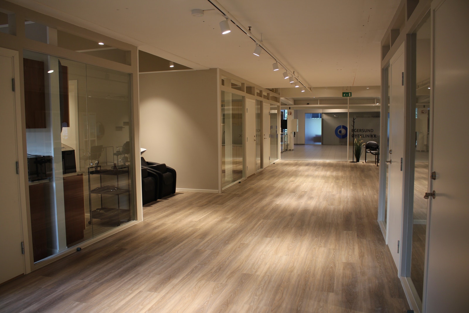 Det er 4 egne låsbare båser til de som ønsker å drive med andre tjenester innen velvære som fotterapeut, massør, tatovør, neglstudio e.l - 3 av disse har lagt til vann og kjøkken/skapplass. Nå er det 3 ledige båser igjen, og 2 med vann/skap-plass. Det er Galleribilde