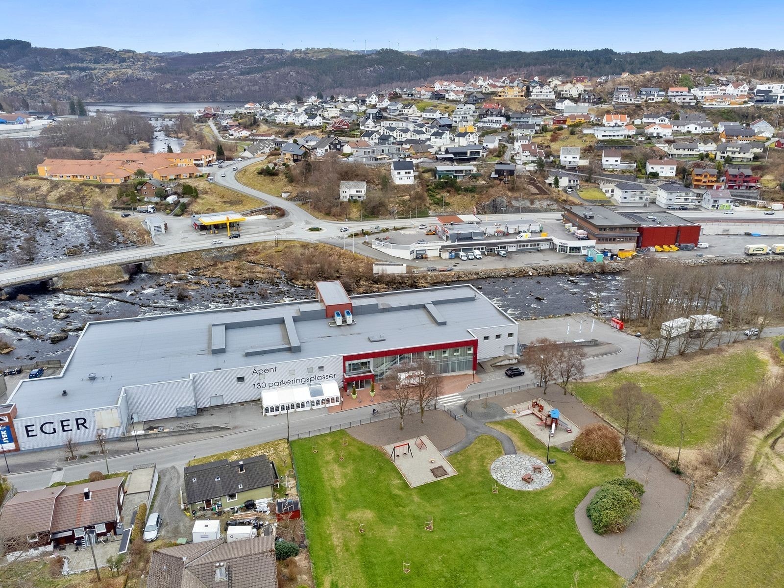 Dronebilde av området - flere bilder av uteområde mot slutten av annonsen. Galleribilde