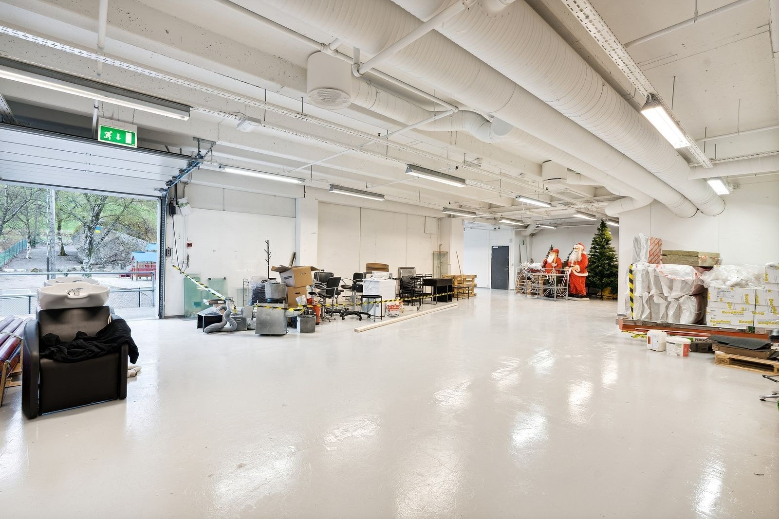 LEDIG! Varemottak og lager idag - her kan det selvsagt bygges om, og en eventuell kafe/restaurant vil kunne få muligheter til uteservering ved inngangen til senteret. Galleribilde