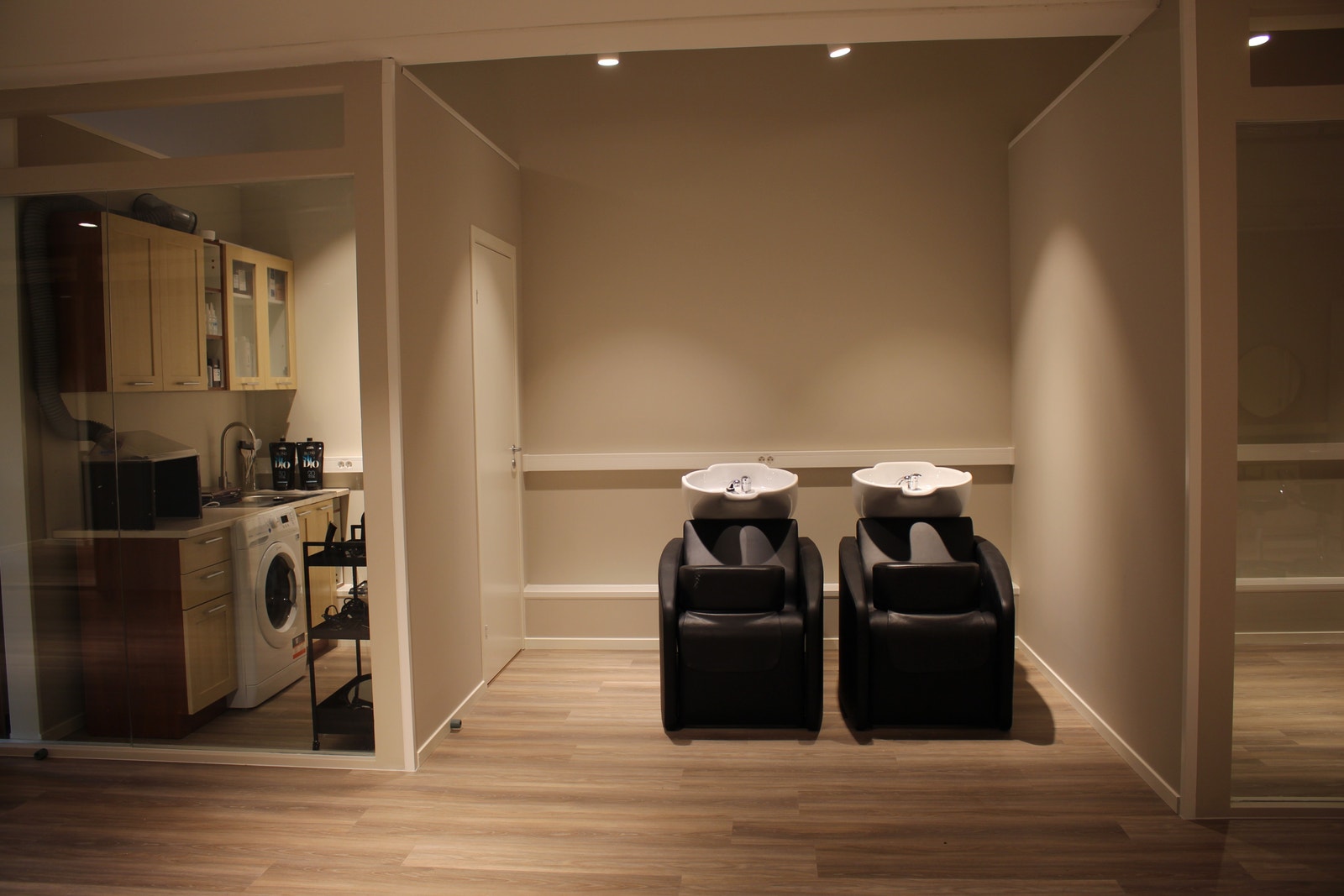 2 Flyttbare vaskestasjoner med blandestasjon og vaskemaskin m.m til bruk for frisører i naborommet. Galleribilde