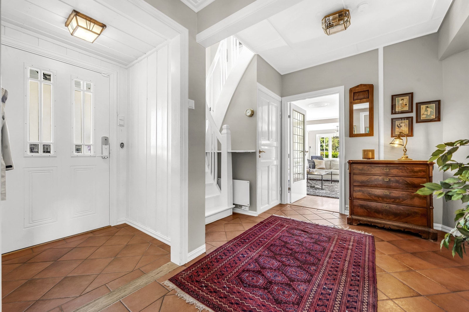 Stor og luftig entrè/hall med flislagte gulv Galleribilde