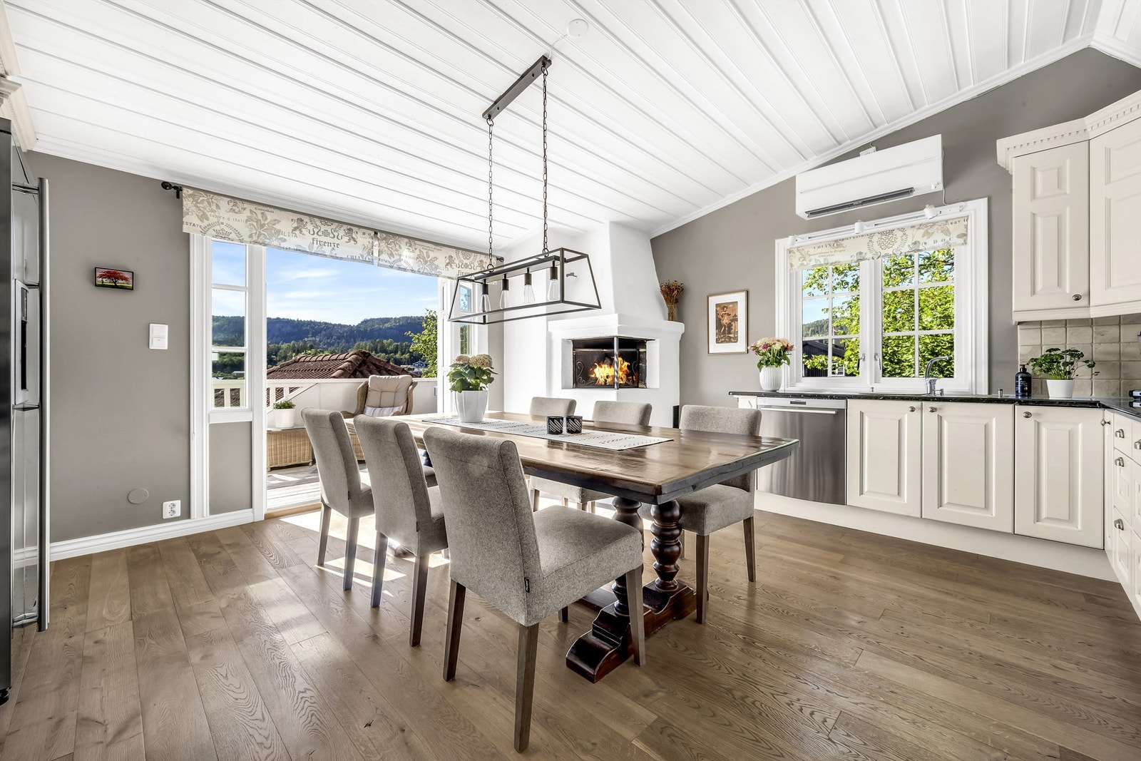 Rommet er et meget hyggelig samlingspunkt for hele familien. God plass til langbord, utgang til vestvendt terrasse og koselig hjørnepeis Galleribilde