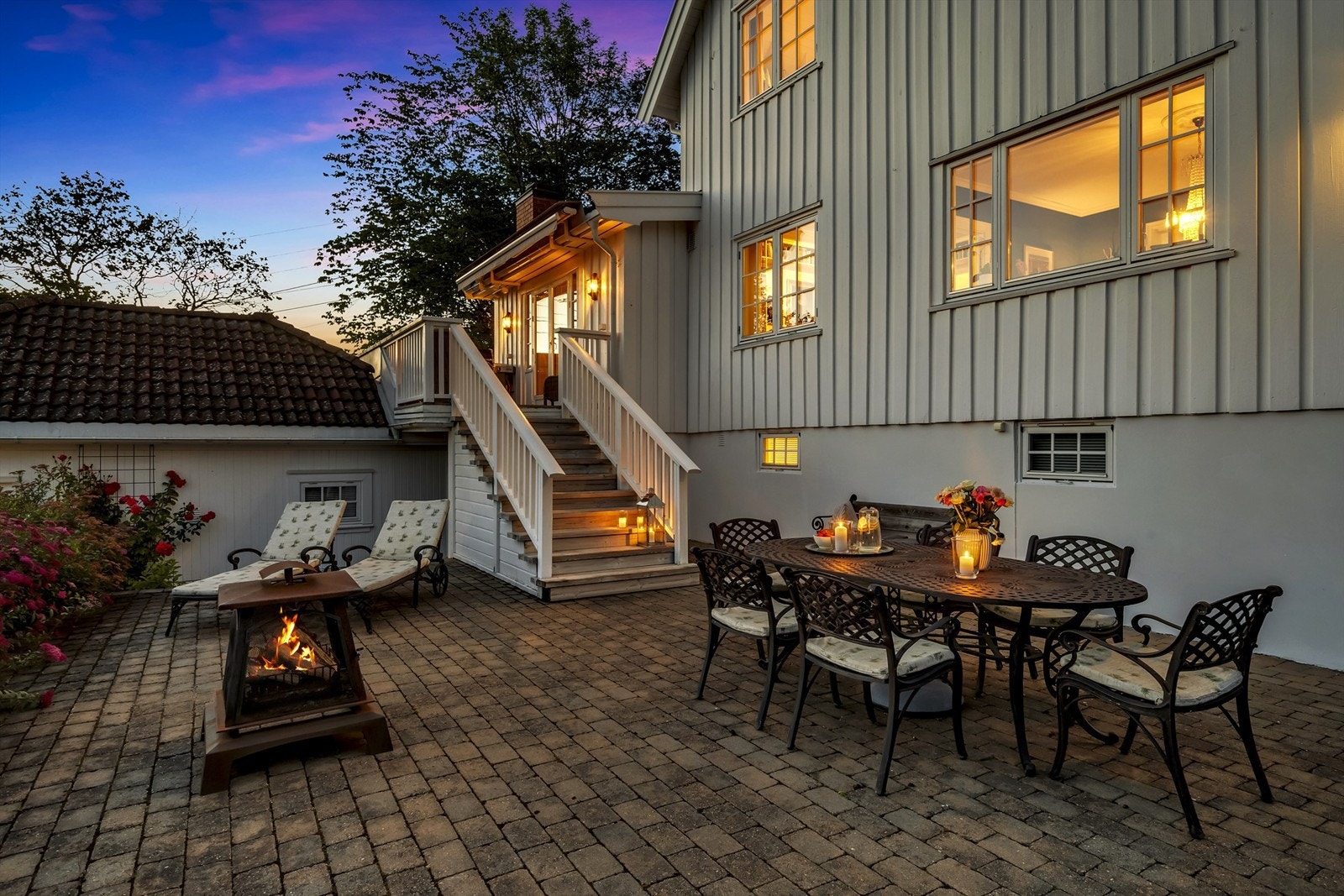 Den steinlagte markterrassen er usjenert med retning vest. Størrelsen er på hele 114 kvm Galleribilde