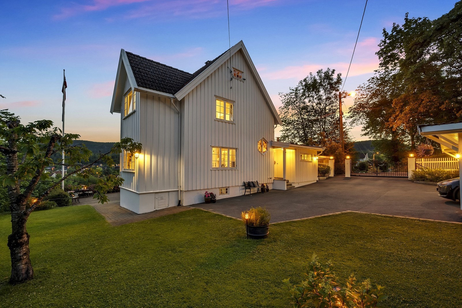Villa Breidablik ble opprinnelig bygd i 1917 med påbygg og dobbeltgarasje fra 1963. Eiendommen er meget velholdt og er blitt betydelig påkostet de senere år Galleribilde