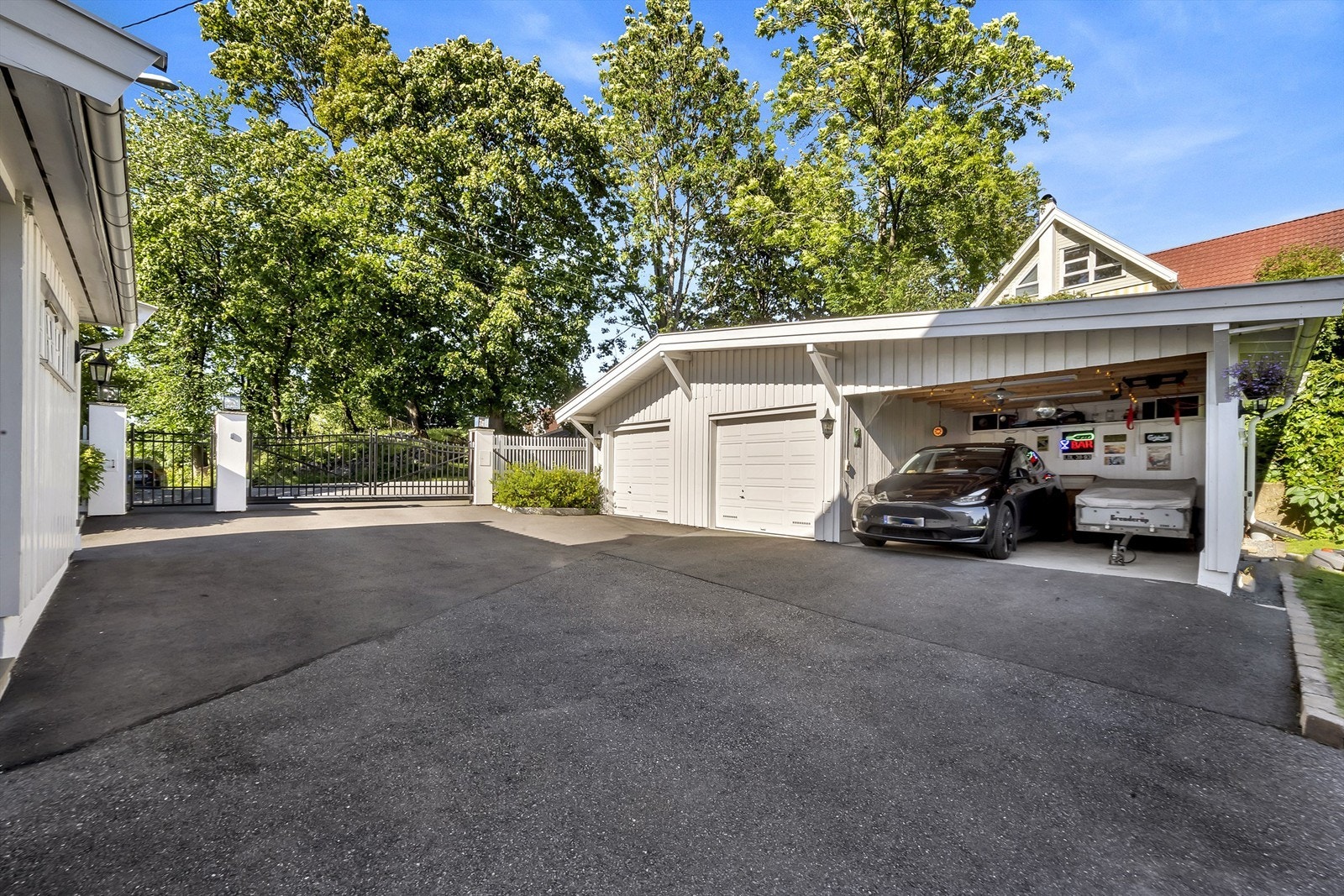 Mulig nabolagets største gårdsplass med parkering i 2 garasjer og carporten. Det er installert lader for el-bil Galleribilde