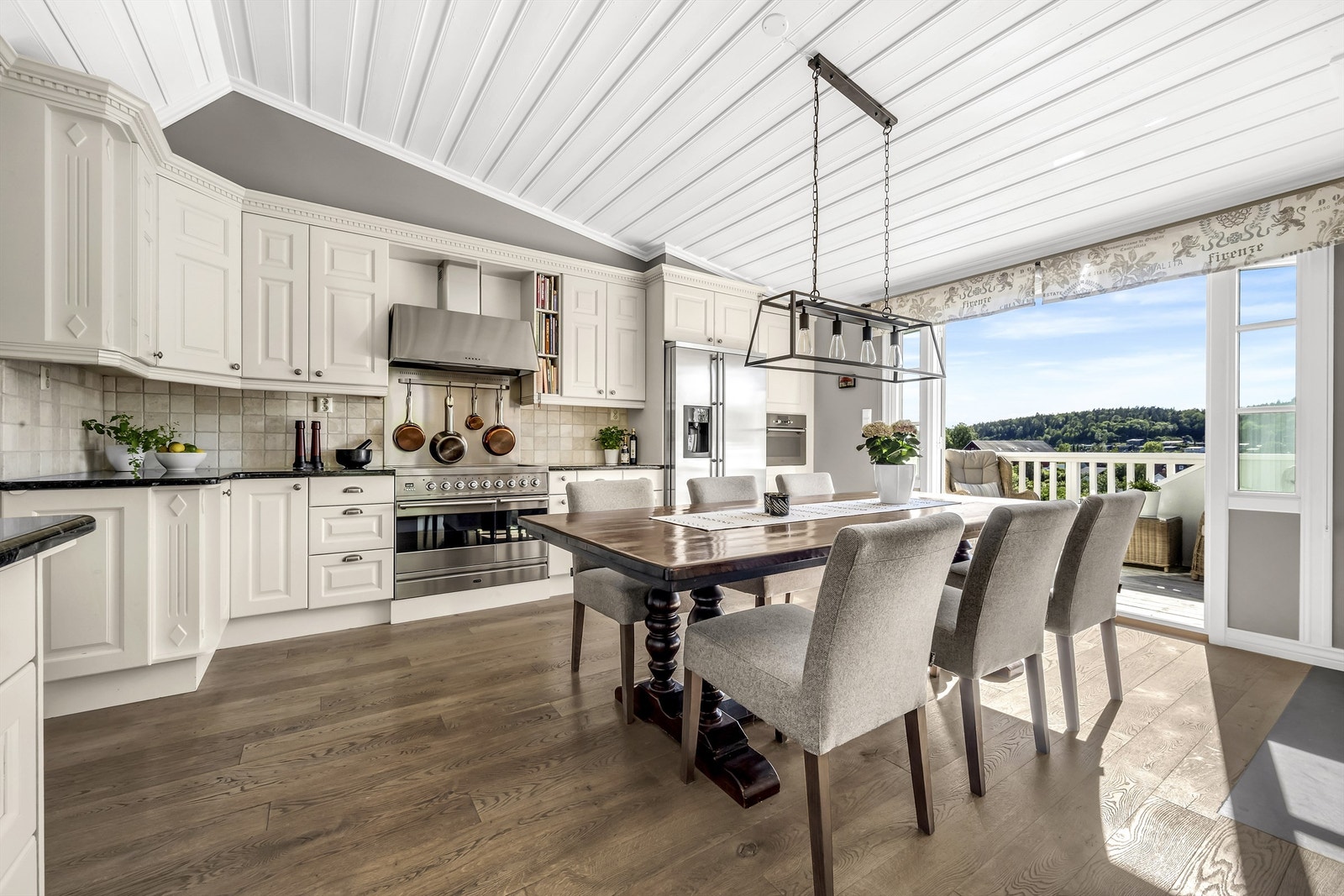 Boligen har et fantastisk kjøkken fra Antikkmaling og Interiør AS. Kjøkkenet ble sist oppgradert i 2006 Galleribilde