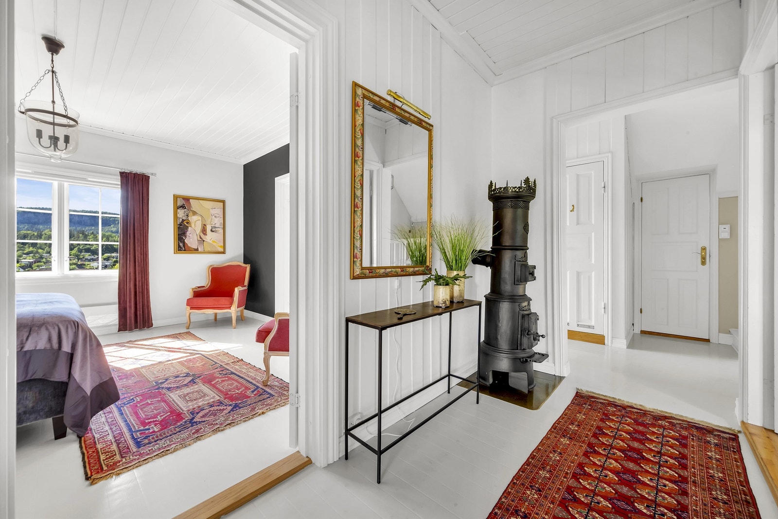 Annen etasje består av gang, 3 soverom, baderom, wc-rom og et garderoberom som også kan brukes som et fjerde soverom. I tillegg er det trapp opp til et stort loft med god takhøyde Galleribilde