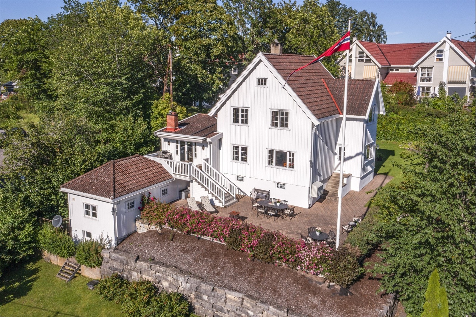 Villaen er på hele 317 kvm BRA fordelt på 4 etasjer med anneks som benyttes til utleie. Dobbeltgarasjen med carport er på 34 kvm Galleribilde