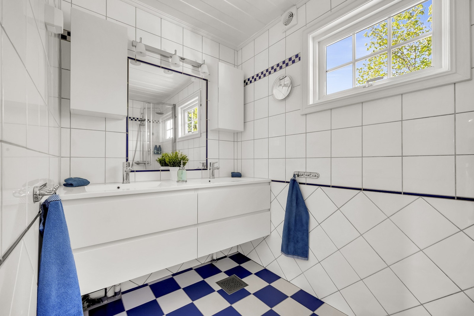 Flislagt baderom med gulvvarme. Oppgradert smøremembran, nye gulvfliser og innredning i 2015 Galleribilde