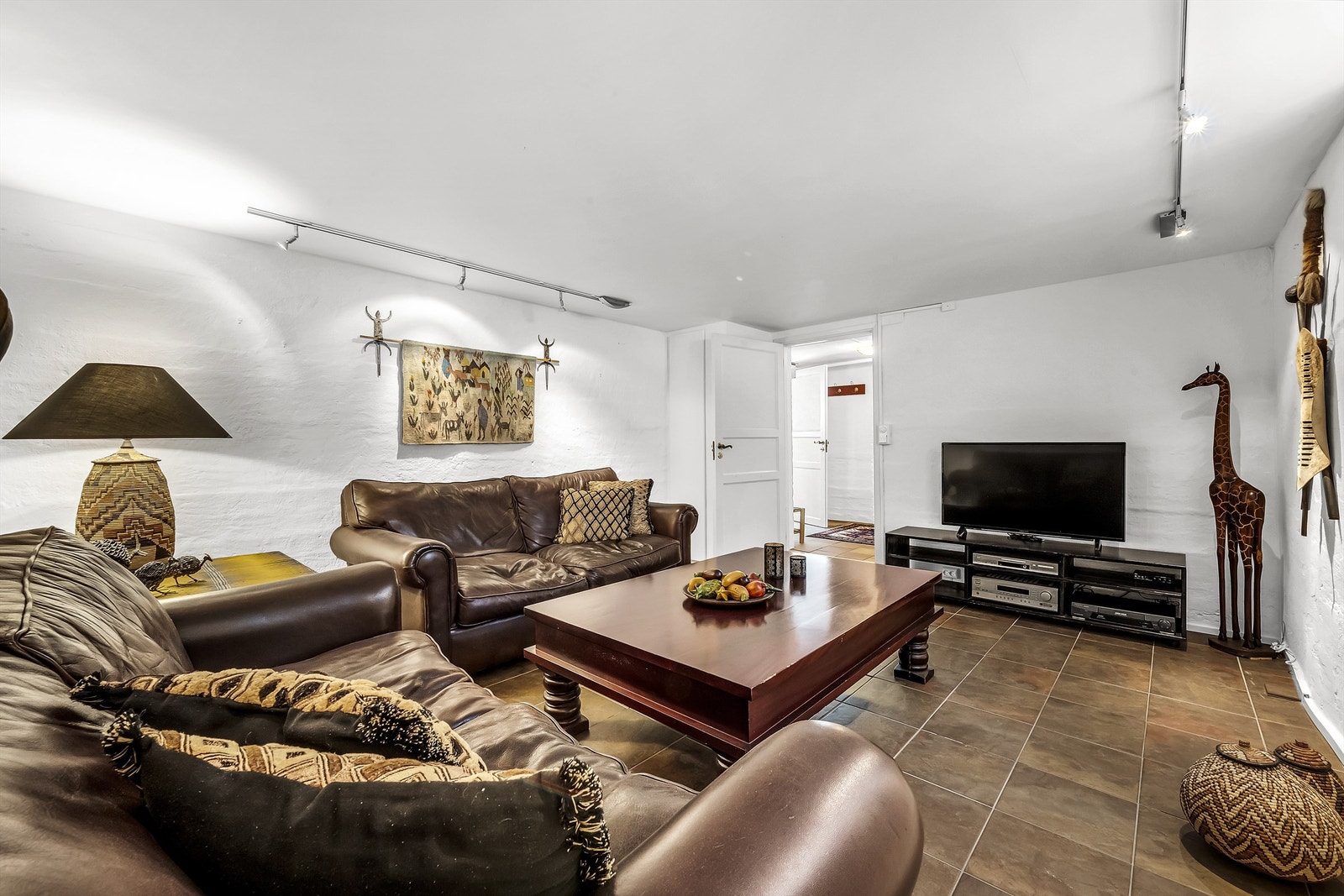 Kjellerstue med gulvvarme. Et perfekt oppholdsrom for barn og unge Galleribilde