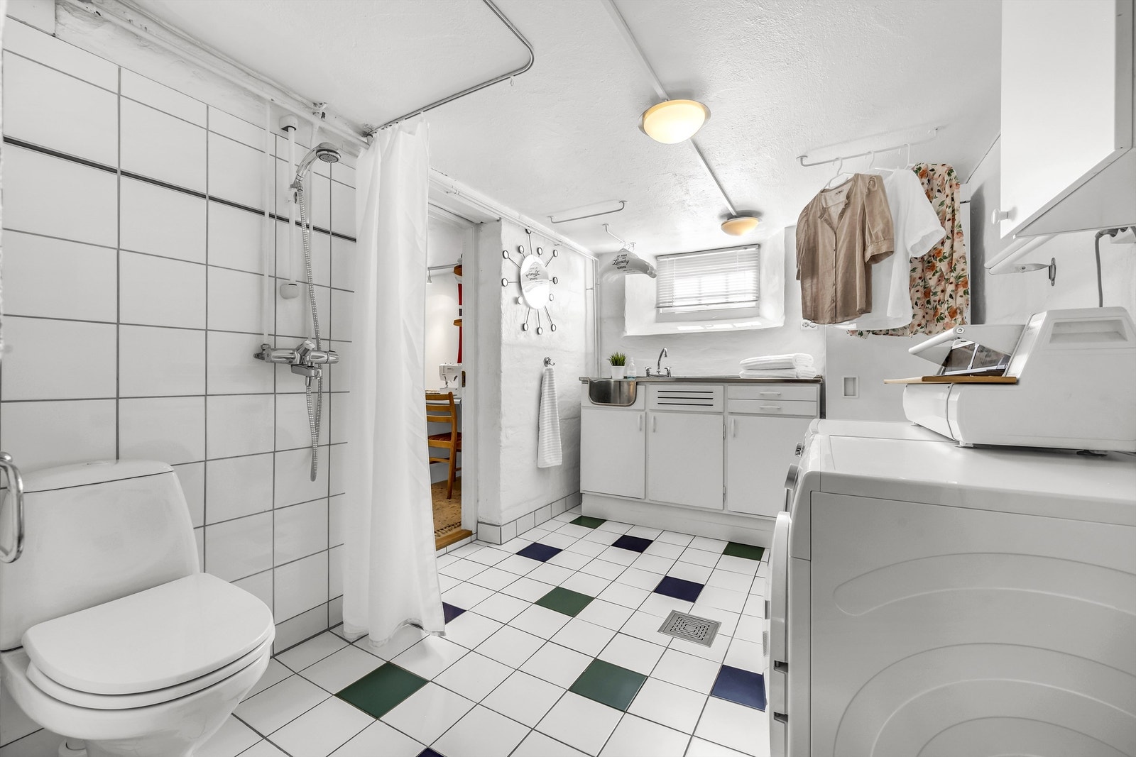 Bad-/vaskerom med flislagte gulv Galleribilde