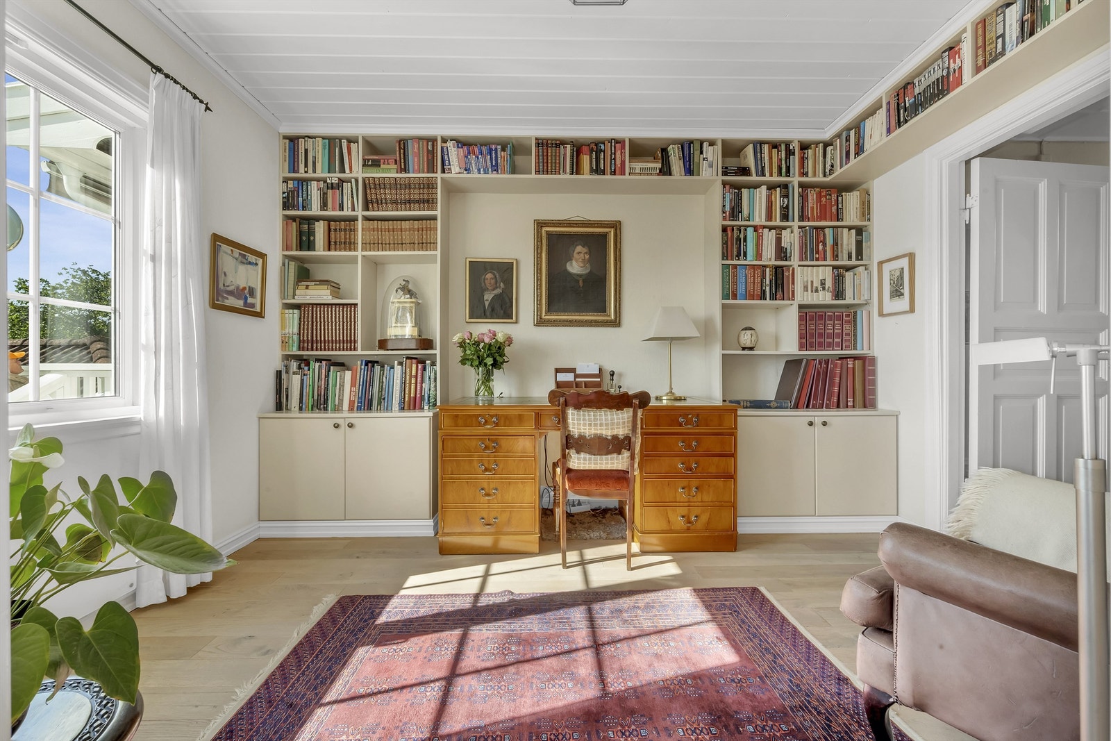 Stort kontor med plassbygd hyllesystem. Rommet kan brukes som en tv-stue eller gjesteværelse Galleribilde